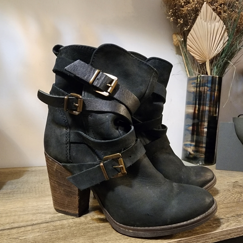 Steve Madden Yale Strappy Buckle Nubuck Leather Boot Distressed Black Block Heel